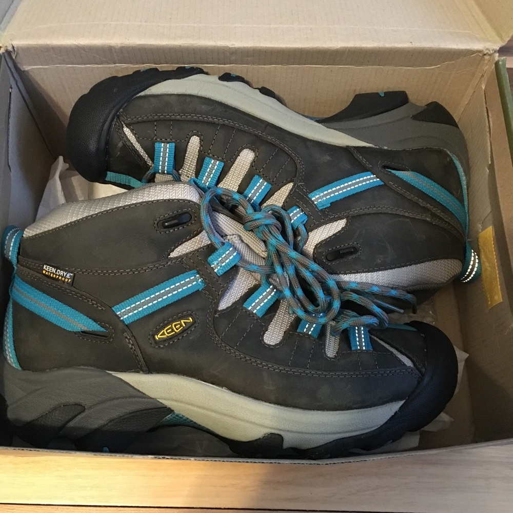 NWT women Keen Targhee II Mid hiking shoes -size10