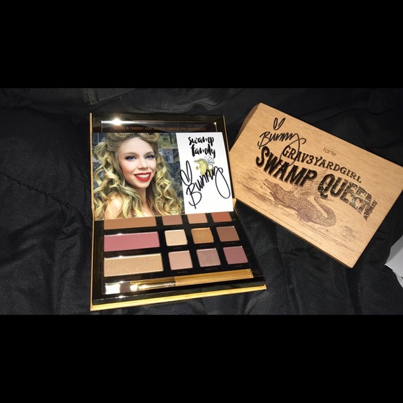 **SOLD**. Make up Bundle. - Picture 3 of 3