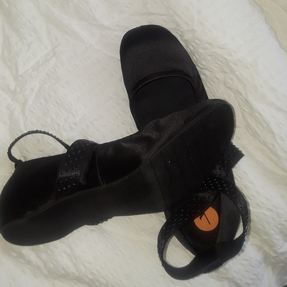 Shoes - Picture 3 of 4