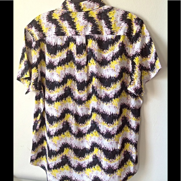 🌓 Short Sleeve Button Down 🌗 - Picture 3 of 5