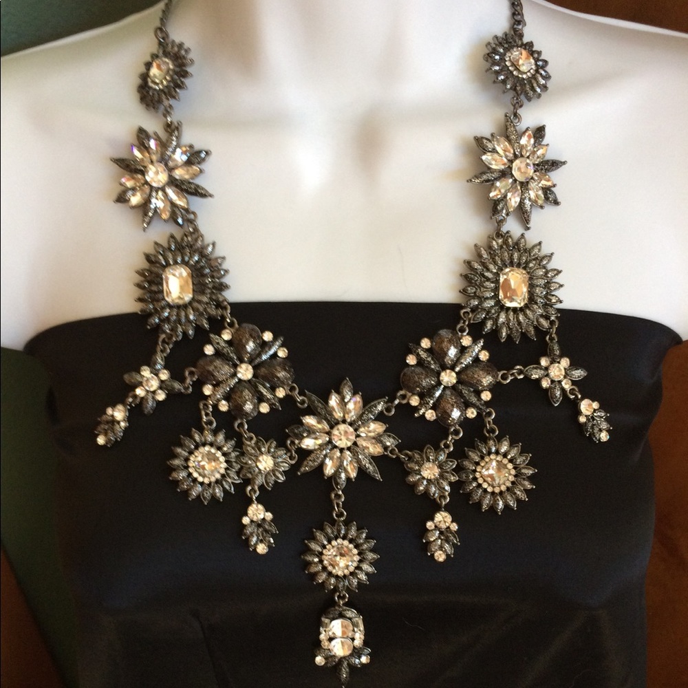 🍃💕NWT Amrita Singh Statement Bib Necklace