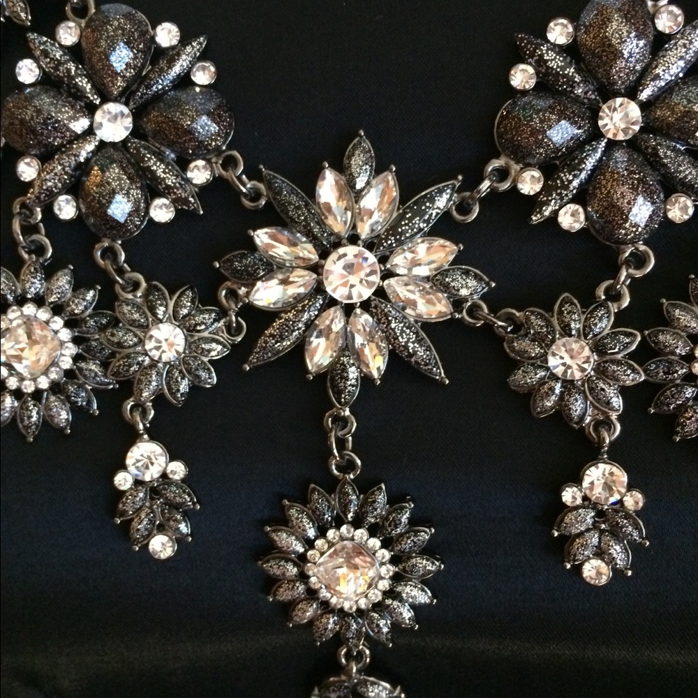 🍃💕NWT Amrita Singh Statement Bib Necklace - Picture 2 of 7