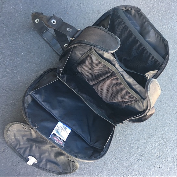 Baby Björn clamshell diaper bag - Picture 2 of 4