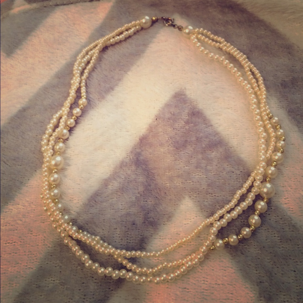 Costume jewelry pearl necklace