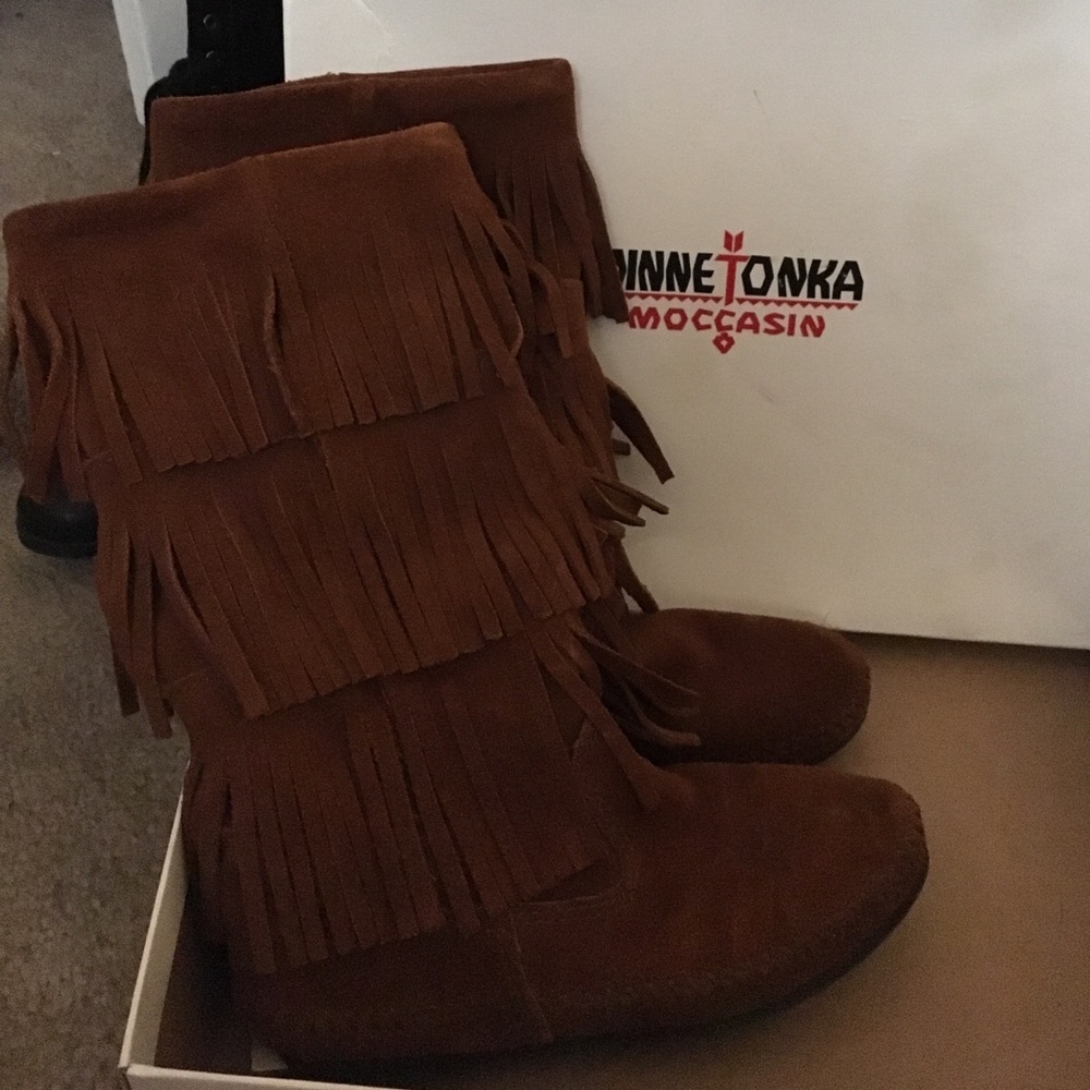 Minnetonka moccasin boots size 5