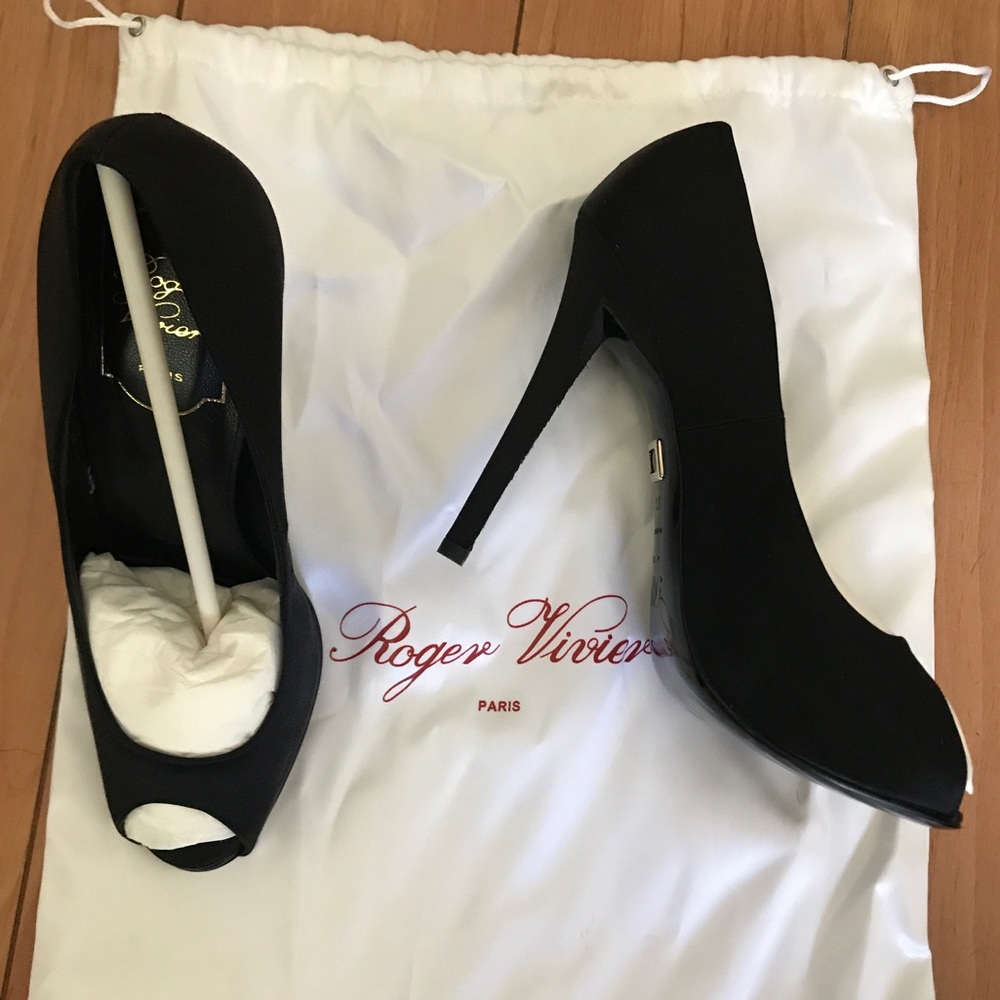 Roger Vivier BRAND NEW black peep toe pump