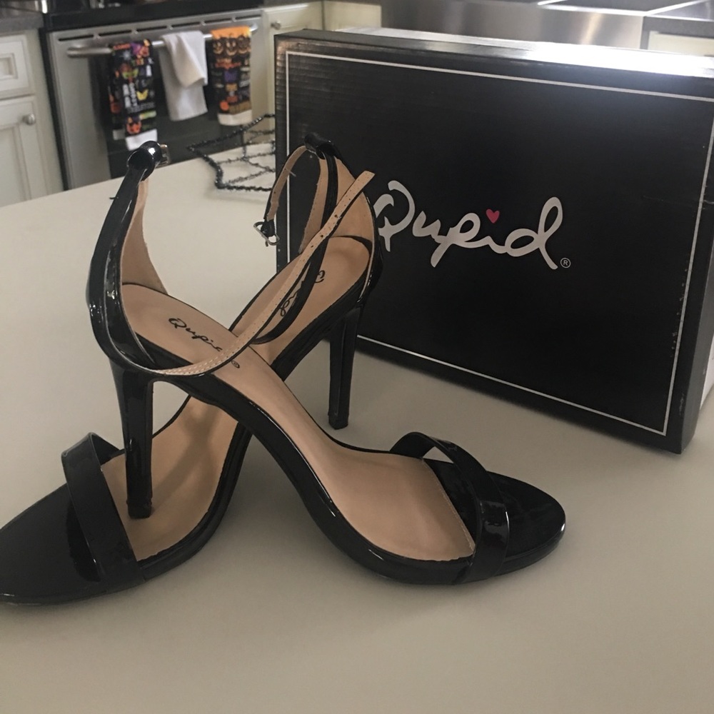 Quipid size 8 black heeled sandal