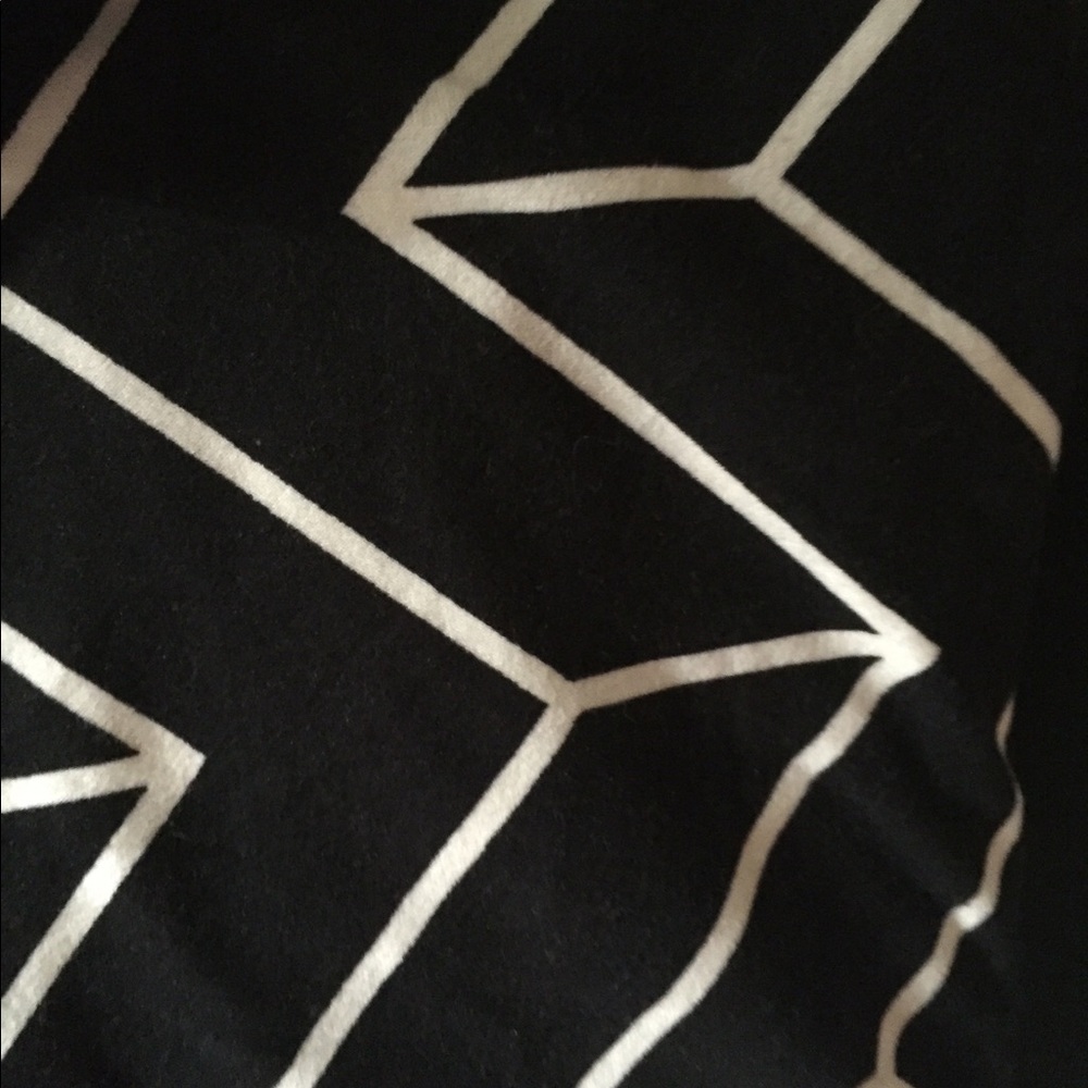 Lularoe - black and off white geometric TC legging