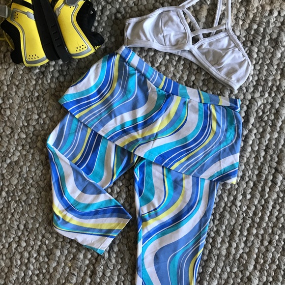 Capri length workout leggings with built-in skirt - Picture 2 of 3