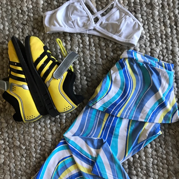 Capri length workout leggings with built-in skirt - Picture 3 of 3