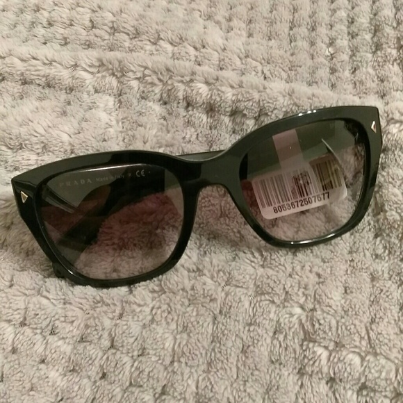 ❌SOLD❌ NWT Prada Black Frame Sunglasses - Picture 3 of 8