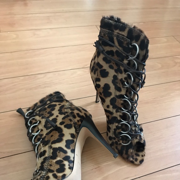 Brian Atwood leopard peep toe heeled bootie 40 - Picture 2 of 6