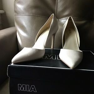 Mint condition cream pumps