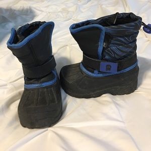 Snow boots