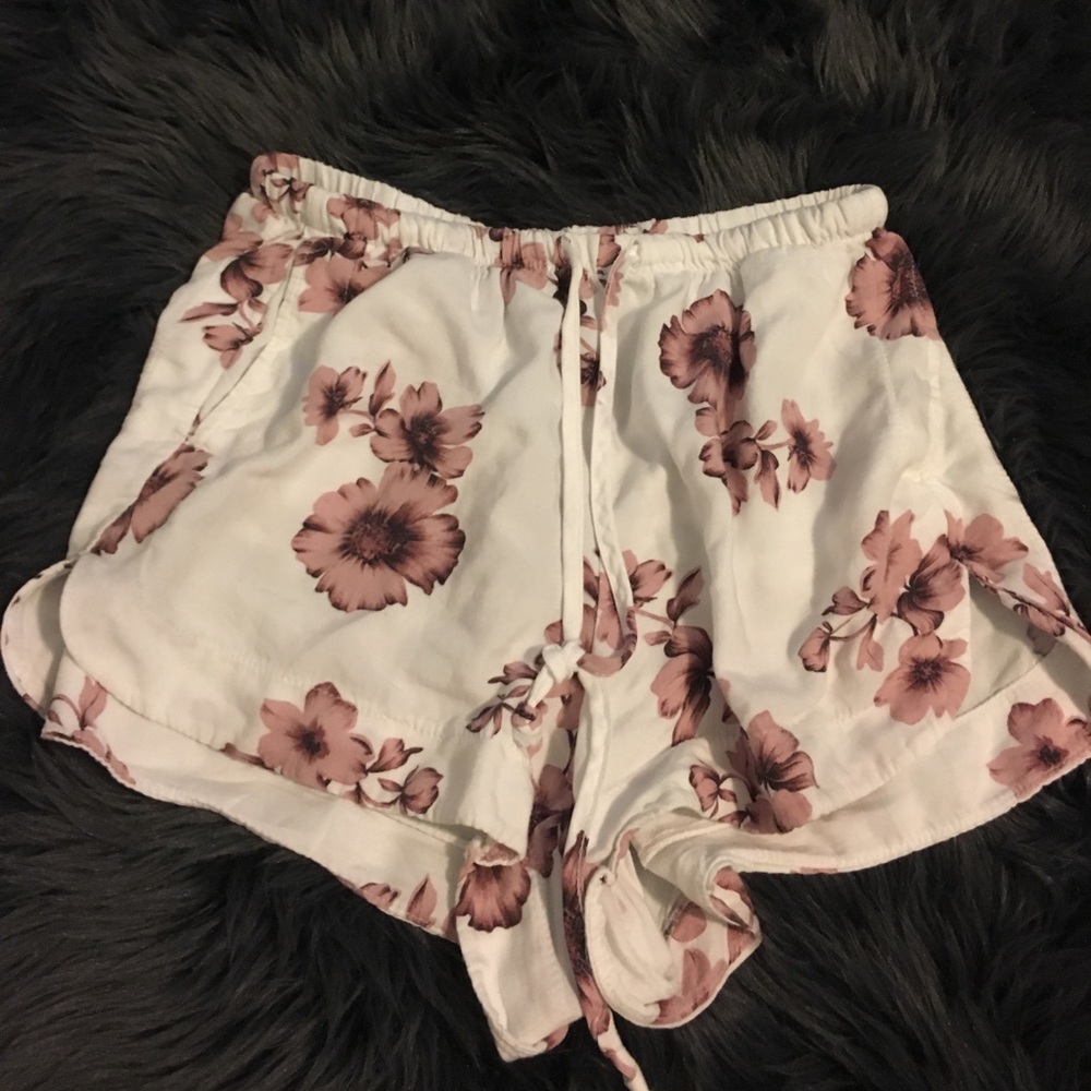 🌷Flower Brandy Melville Flowy Shorts🌷