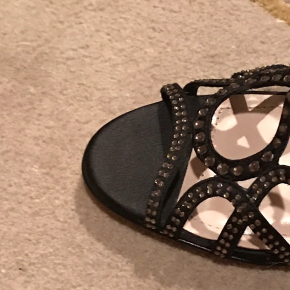 A gorgeous pair of Vince Camuto high heels! - Picture 2 of 7