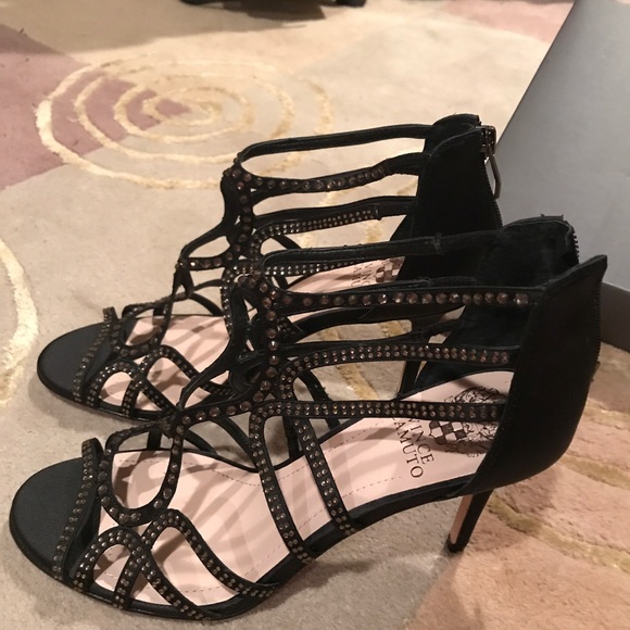 A gorgeous pair of Vince Camuto high heels! - Picture 4 of 7