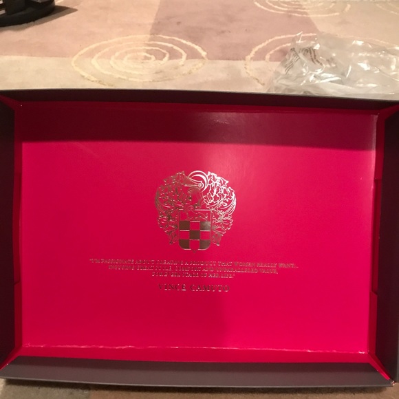 A gorgeous pair of Vince Camuto high heels! - Picture 6 of 7