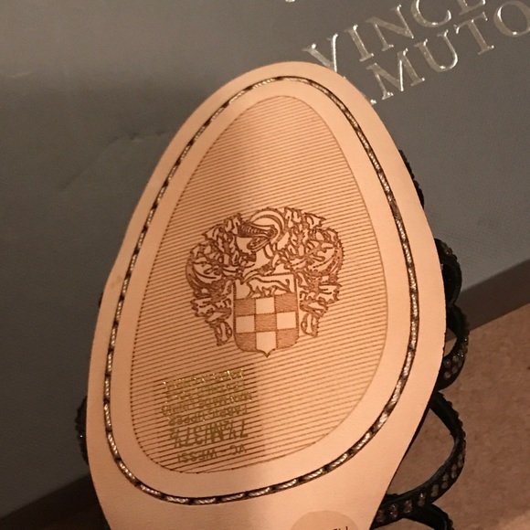 A gorgeous pair of Vince Camuto high heels! - Picture 7 of 7