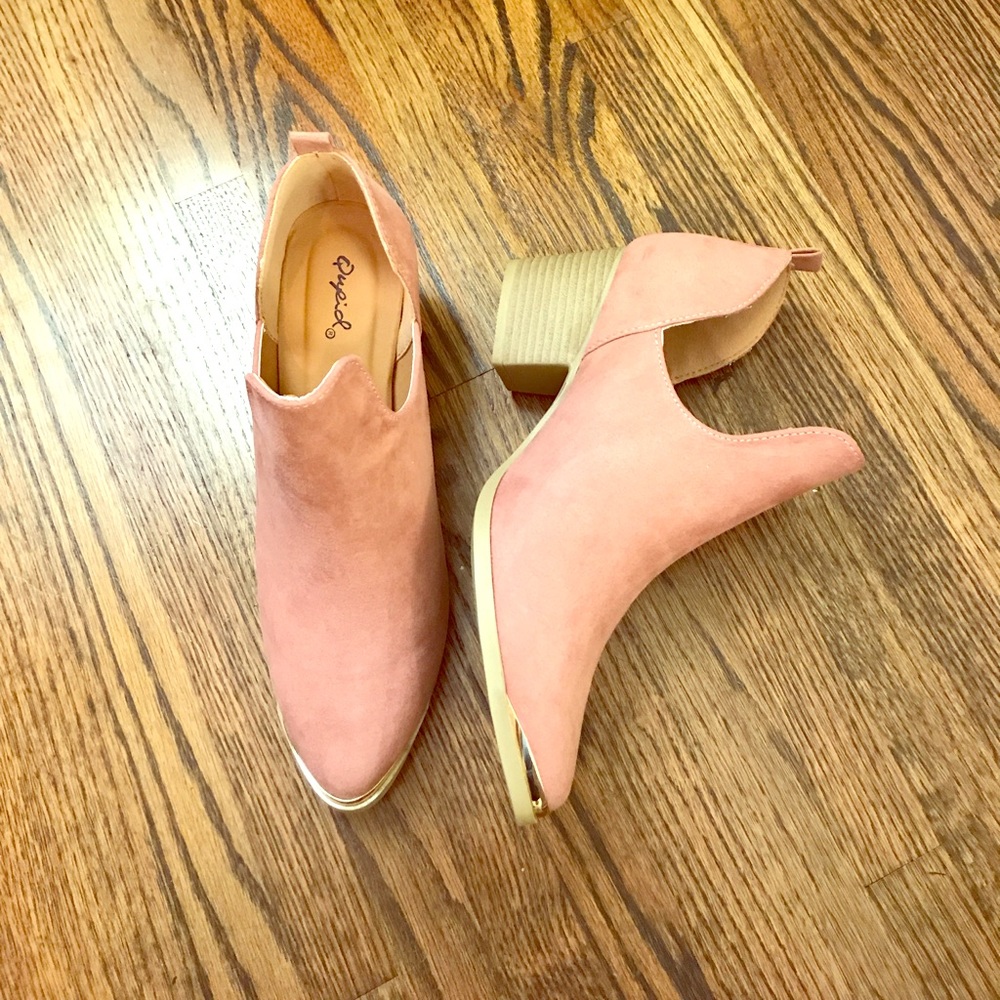 Brand new—Gorgeous mauve ankle booties! 🎀