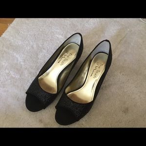 Elegant black heel