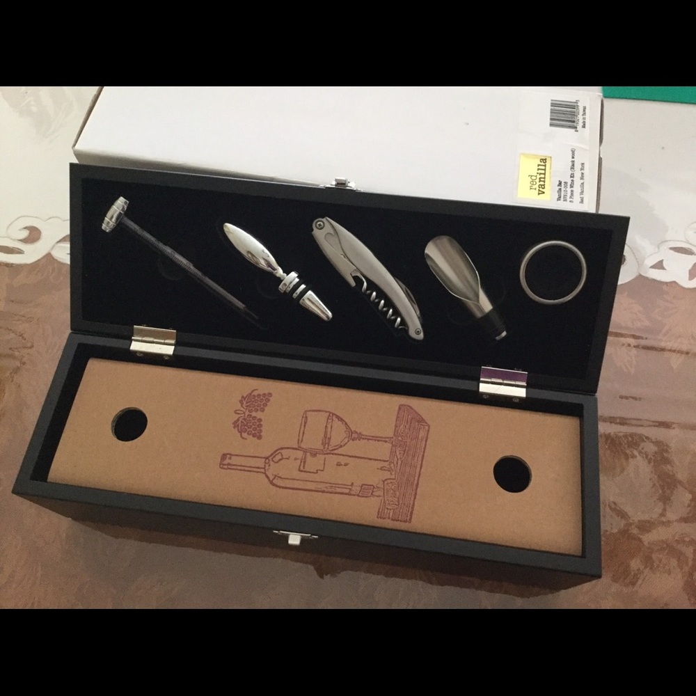 5 piece wine accessory