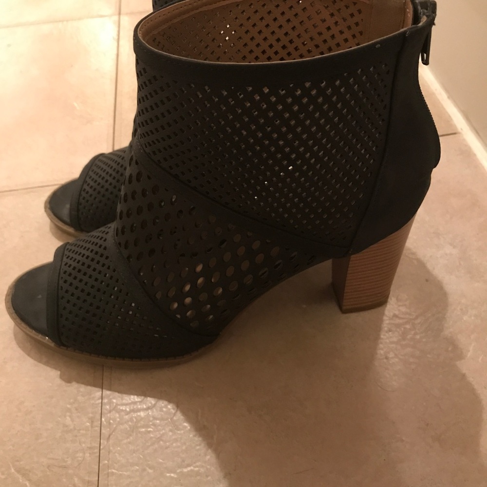 Gray open toed heel