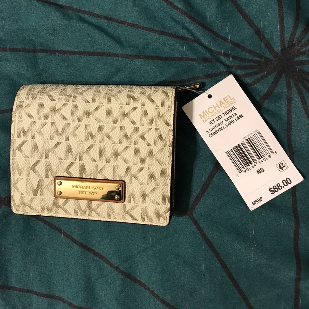 Michael kors carry all wallet.