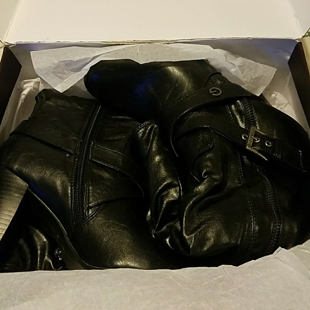 Woman's boots - Picture 3 of 6