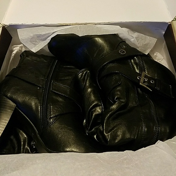 Woman's boots - Picture 3 of 6