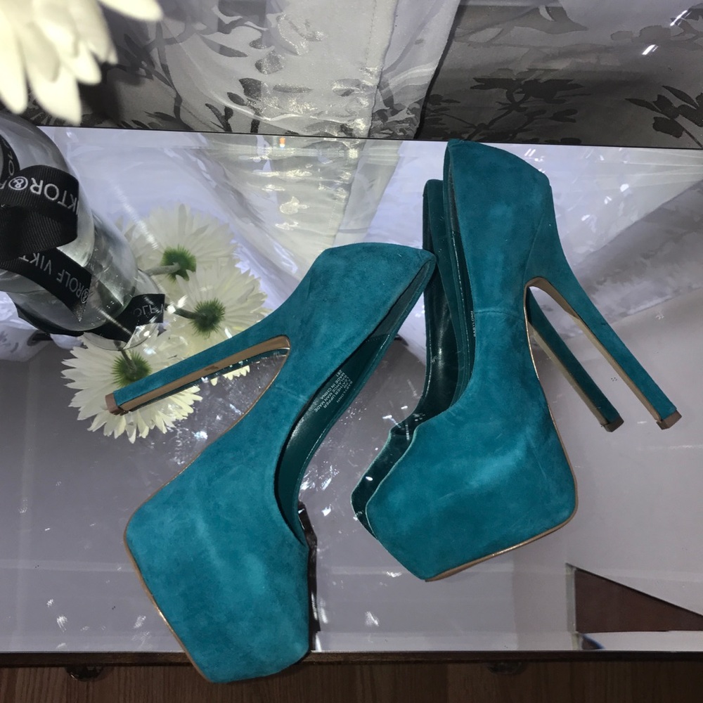 Shoes - Picture 2 of 4