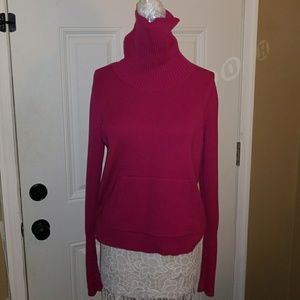 Sz. Xl turtle neck style sweater with pocket