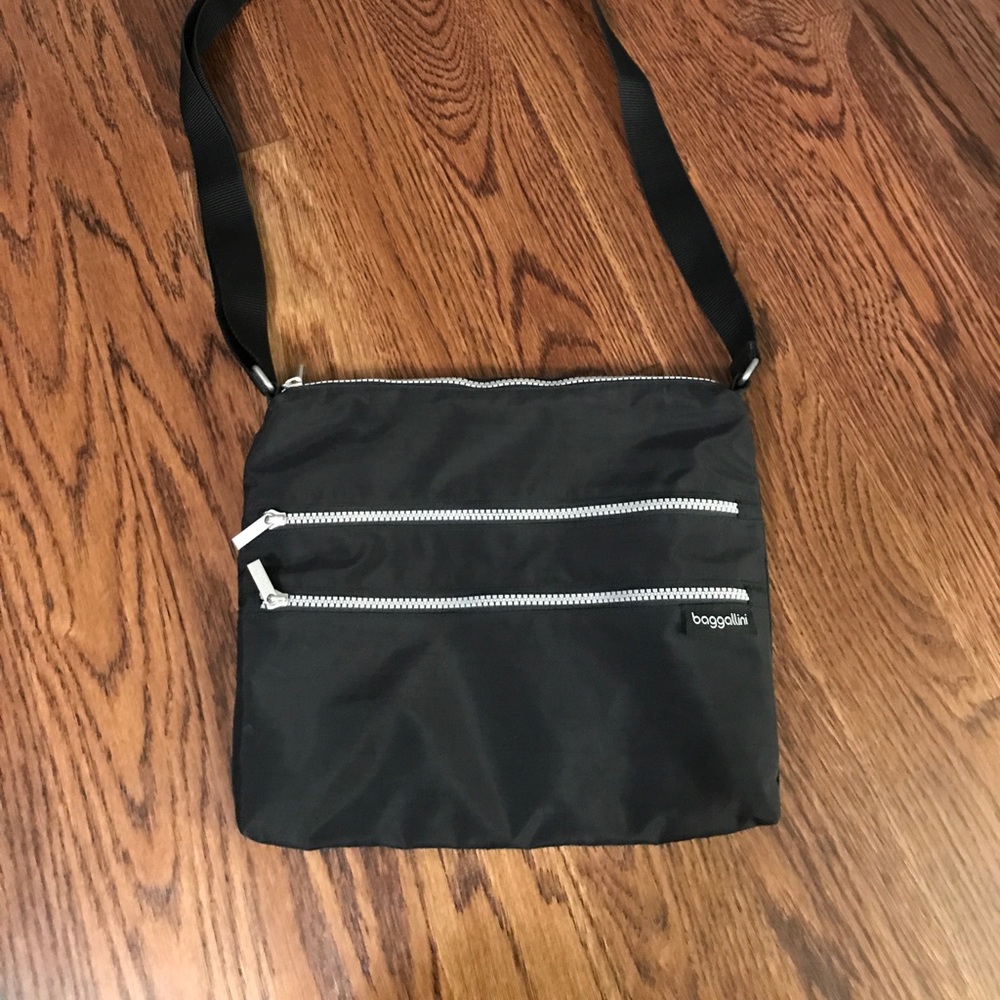 Gentley used Baggallini bag!