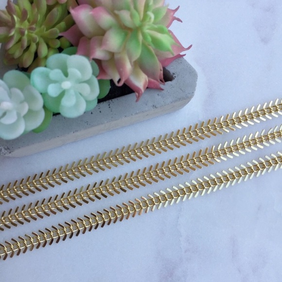 Gold Fishtail Choker - Picture 3 of 7