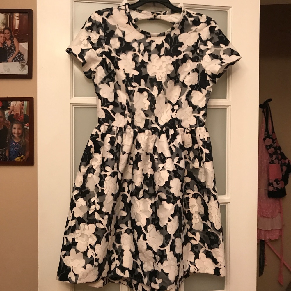 Graphic floral lace dress