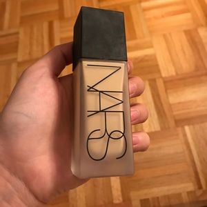 Nars all day luminous  weight less foundation
