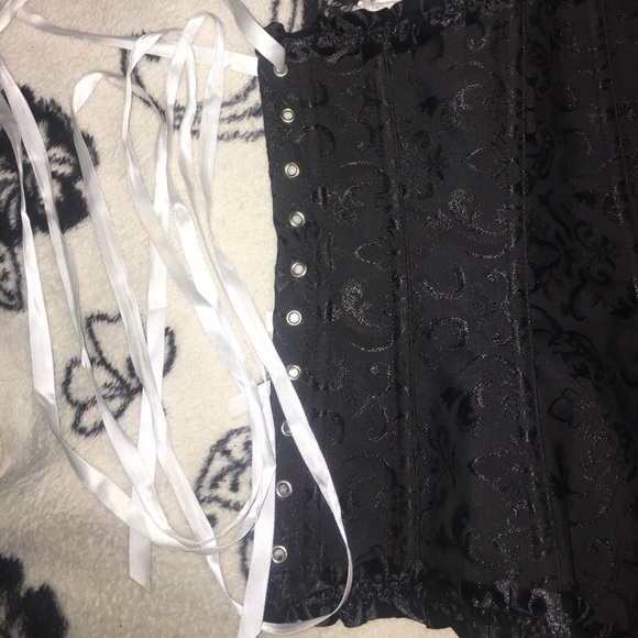 Corset - Picture 3 of 4