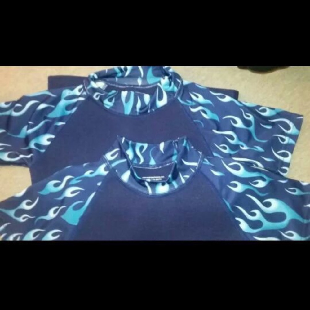 2 IDENTICAL BOYS PROTECTION BOYS  SWIMMING SHIRTS