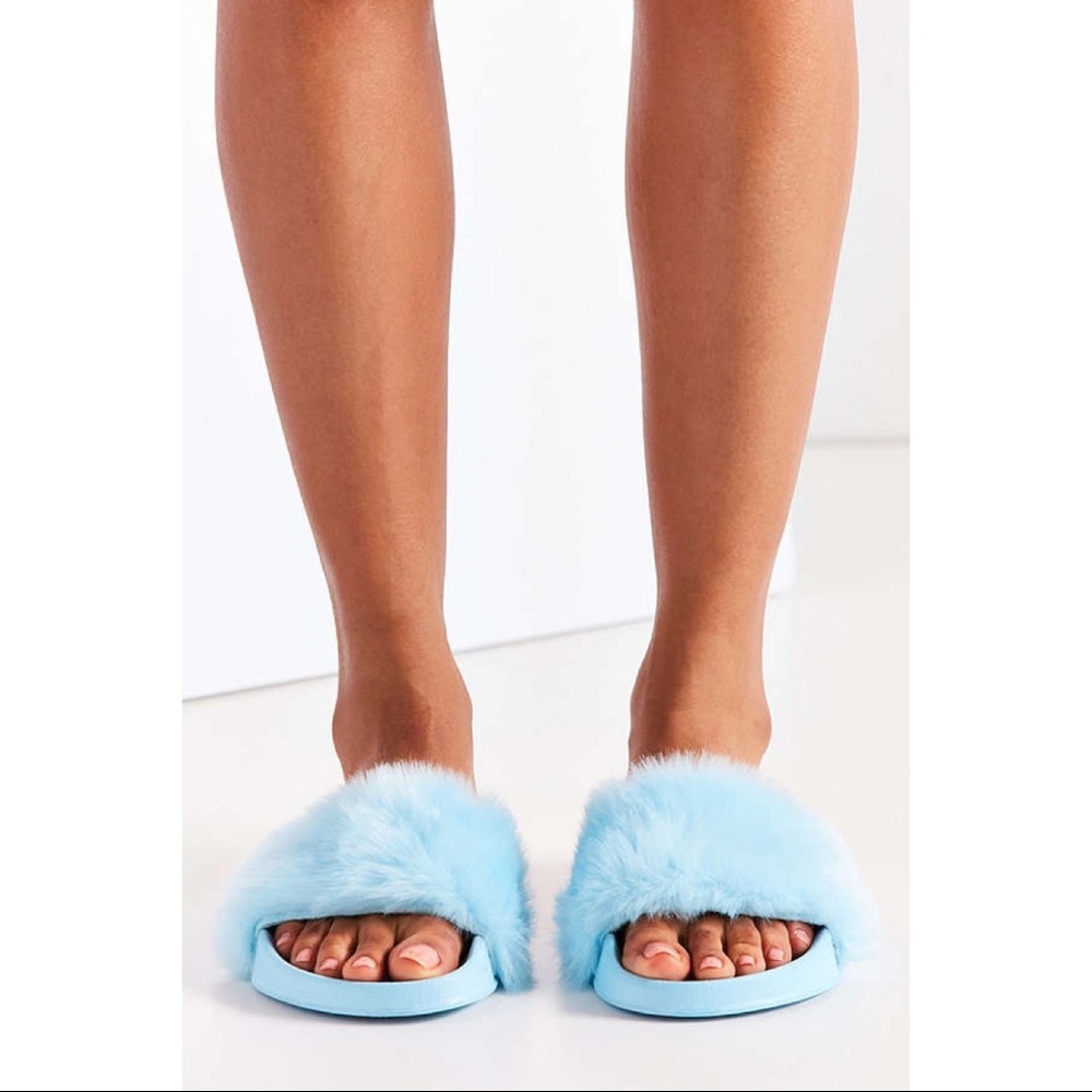 ONE LEFT ‼️✨Urban Outfitters✨ faux fur pool slide