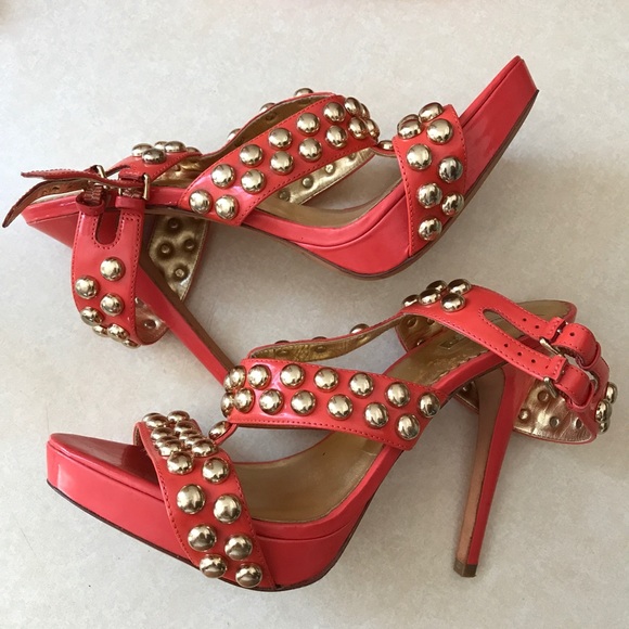 report signature high heels