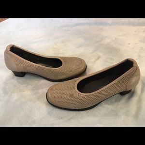 Quilted beige heal - size 6W