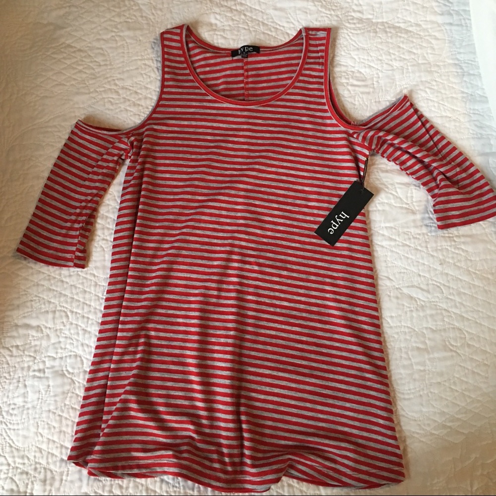 Striped red quarter-sleeve, cold shoulder shirt