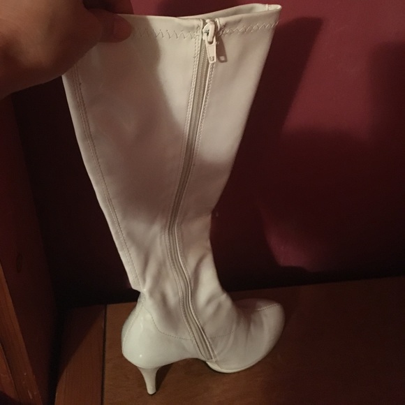 White ladies boots - Picture 2 of 3