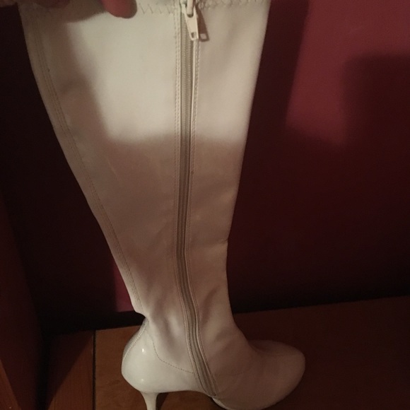 White ladies boots - Picture 3 of 3