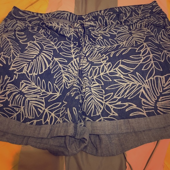 📸FINAL PRICE⭐️Lane Bryant Palm Leaf Shorts: Jeans - Picture 2 of 4