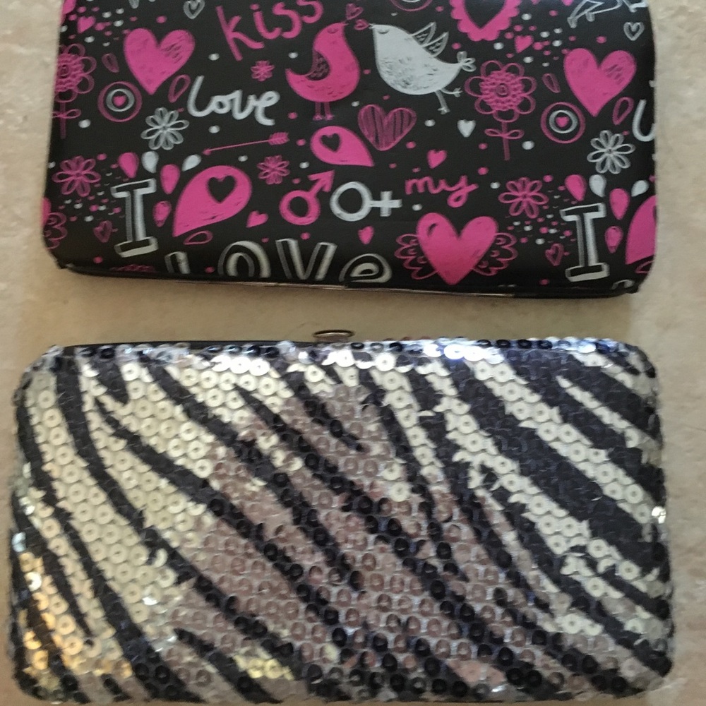 2 flat wallets.