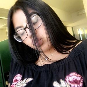 Meet your Posher, Abril