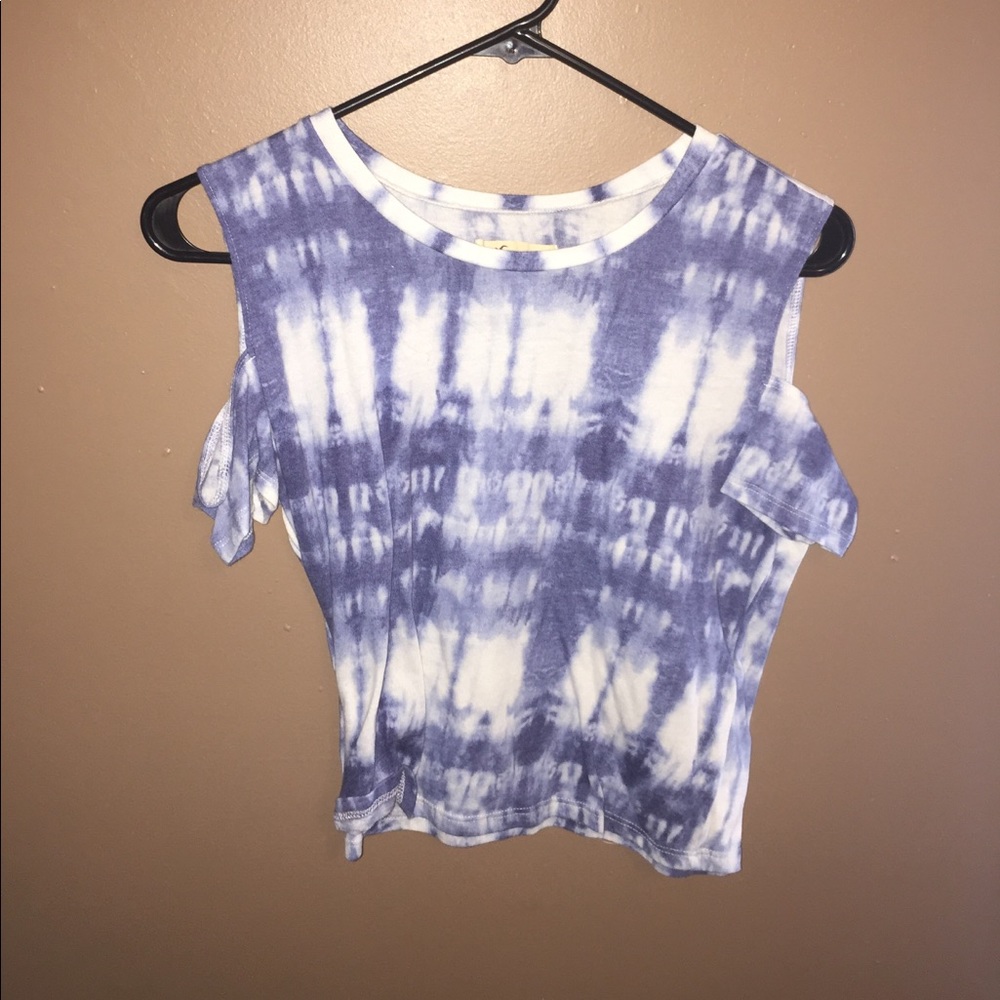 blue tie dye hollister shirt!! 😍