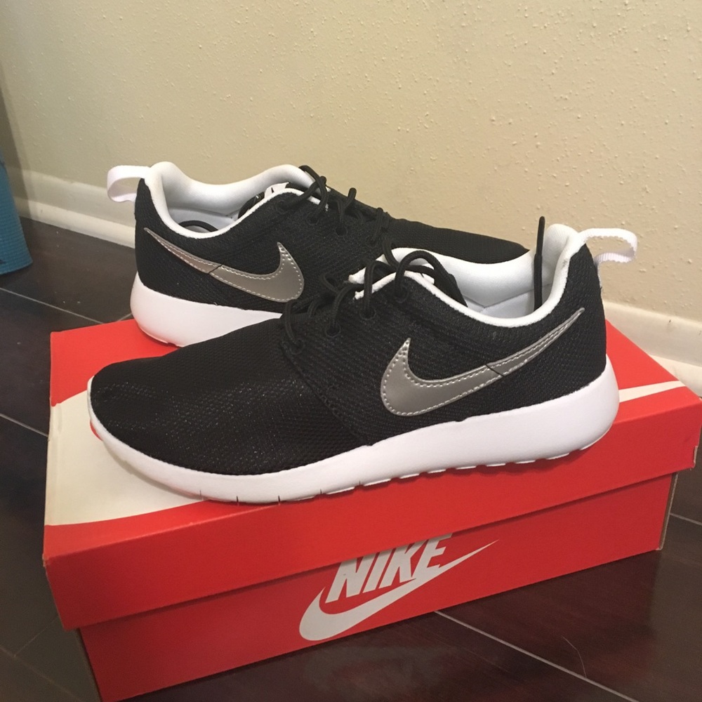 NEW Black Nike Roshe with Silver Swoosh Kids/Women