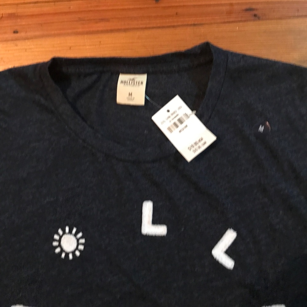 NWT HOLISTER T-SHIRT!🔥🔥 - Picture 3 of 5